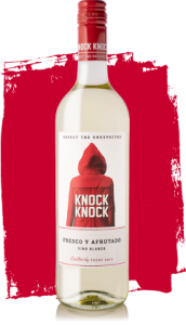 Copa de vino blanco dulce de KNOCK KNOCK, perfecta para celebraciones especiales.