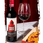 Copa de vino tinto afrutado con notas de frutas rojas, ideal para una velada especial.