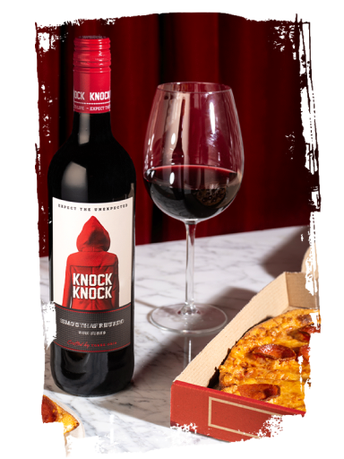Copa de vino tinto afrutado con notas de frutas rojas, ideal para una velada especial.